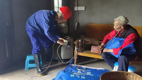 暴雨后 資陽電力員工為老人生命 蓄電